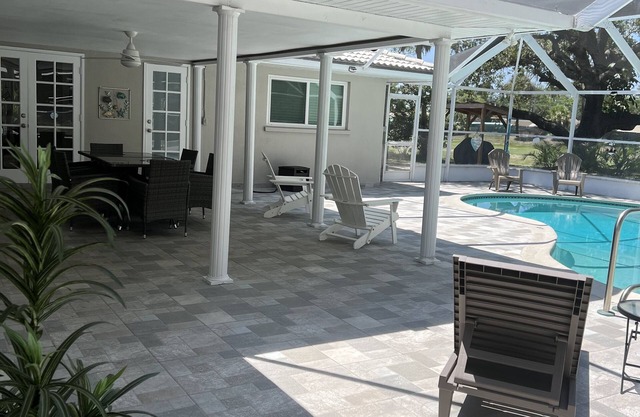 Luxury home/heated private pool mins drive to Siesta Key & Downtown Sarasota.