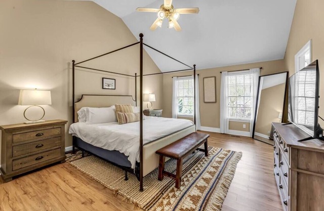 Luxury Home! Sleep Up To 12! Close to everything!