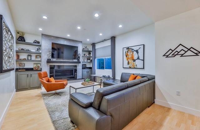 Luxury home w/Mountain Views near Hiking, Mtn biking, Downtown, and City Parks