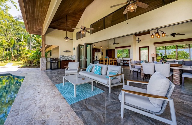 Luxury home w/private infinity pool & incredible views