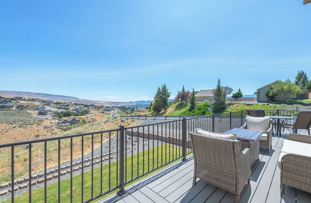 Luxury Home with Epic Views - Game Rooms, Gym, Near Leavenworth &nLake Chelan