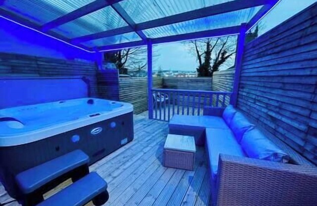 Luxury Hot Tub Retreat Derry City