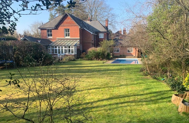 Luxury house with pool, 15 min walk to centre of historic Winchester