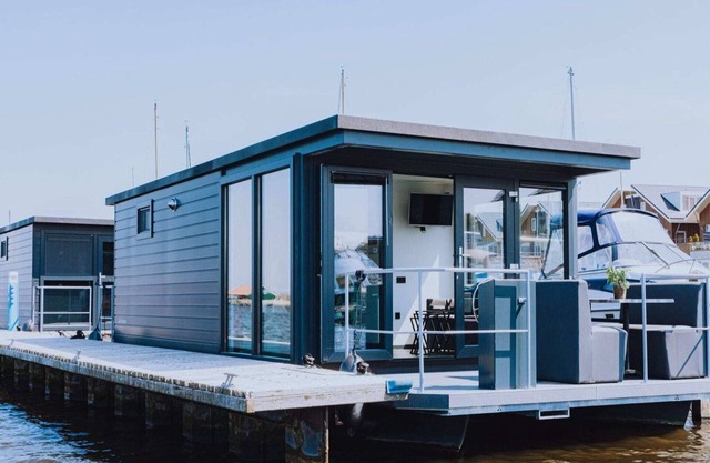 Luxury Houseboat Getaway