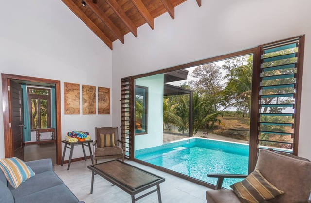 Luxury island getaway with beach and kayaks - Casa Atlas