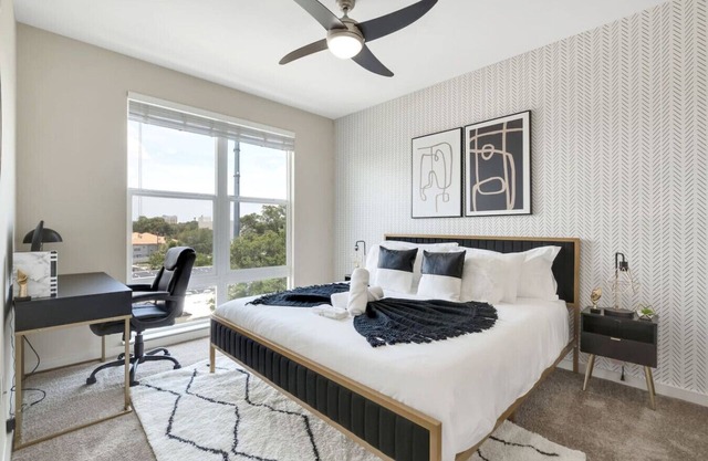 luxury King suite W/Views,Pool,Gym & Free Parking