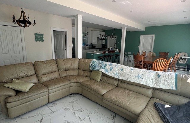 Luxury lakefront cottage w/private dock. Perfect for big families. & games room