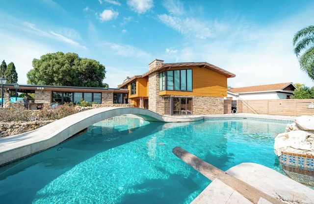 Luxury Lakefront 100,000 Gal Pool Resort Near Disney, Universal, SeaWorld,Outlet