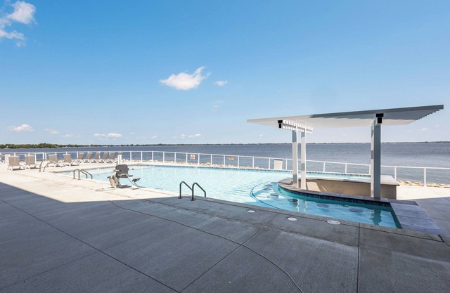 Luxury Lakefront Condo w/Private Hot Tub & Sauna