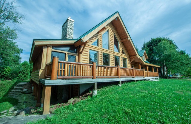 Luxury Lakefront Property w/private beach