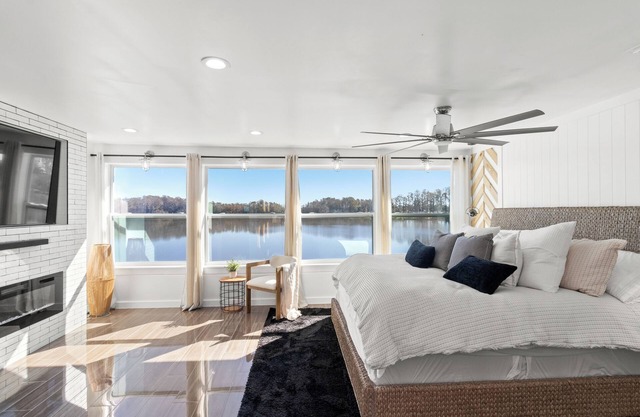 Luxury Lakefront Skiing & Boating Retreat in FL!