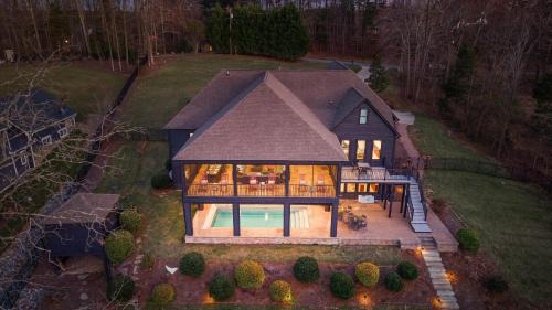 Luxury Lakefront Stay Private Dock IndoorOutdoor Pool The Retreat