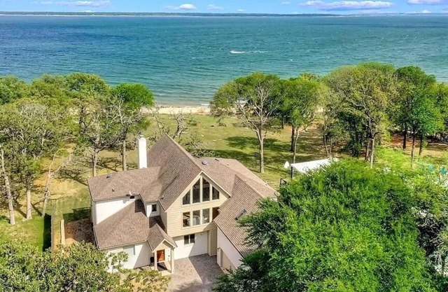 Luxury Lakehouse living with private Beach
