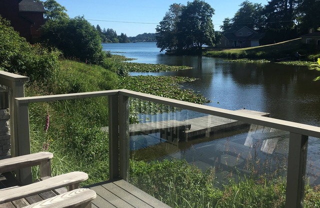 Luxury Lakehouse on Devils Lake with lake access just 5 min. to the beach!