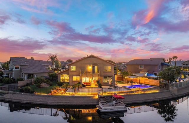 Luxury Lakehouse, Putting Green, Heated Pool with Sunken bar