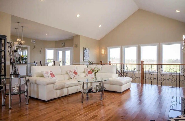 Luxury Lakeview Villa: Gateway to Winery Paradise