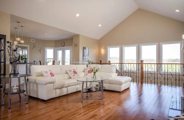 Luxury Lakeview Villa: Gateway to Winery Paradise