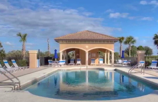 LUXURY LAKEVIEW CONDO IN RIVER STRAND GOLF AND COUNTRY CLUB. SUMMER RATES!