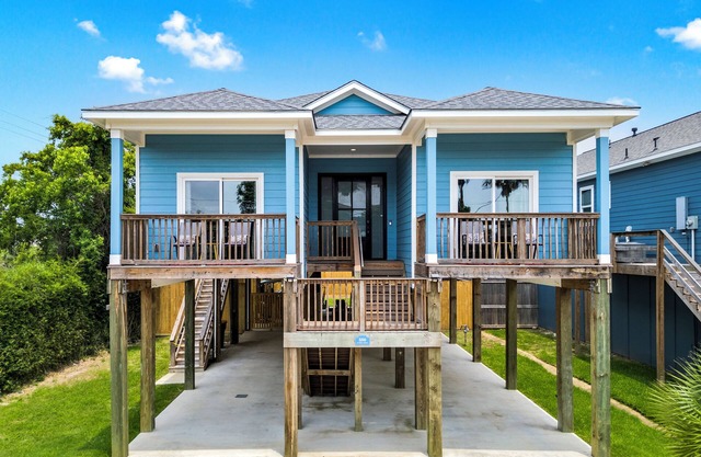 Luxury Living at Seabrook Escape with an Outdoor Oasis!