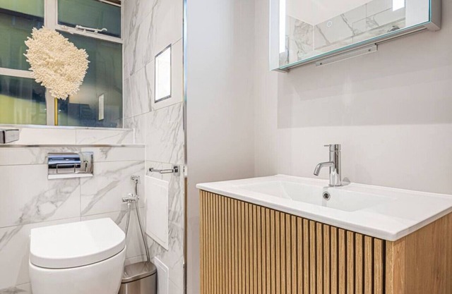 Luxury Living in Knightsbridge | Balcony Views of Harrods, 2BR/2BA with AC