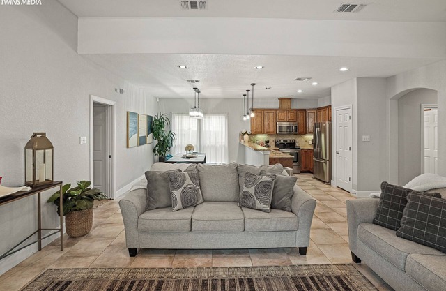 Luxury Living, La Cantera, Six Flags, & Hiking!