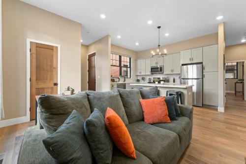 Luxury Living Modern Midtown Ensuite Baths Patio