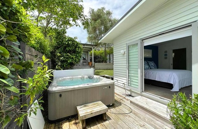 Luxury Living Steps from Narrow Neck Beach!