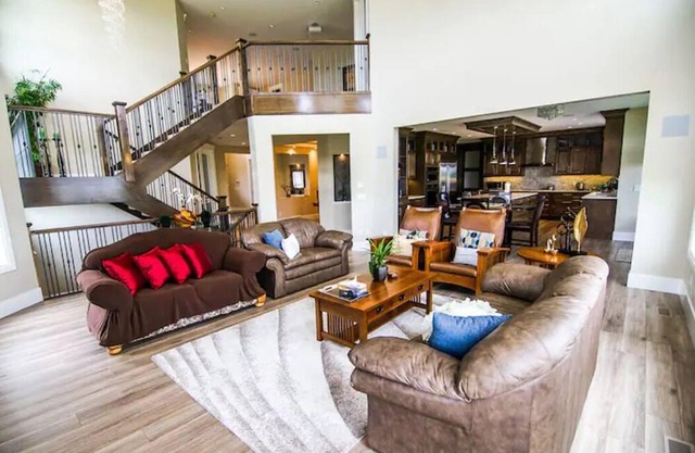 Luxury mansion close to airport | 14+ guests