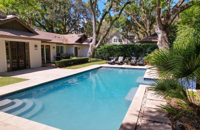 Luxury, Mid Island Family Home, Private Pool, Close to Sea Island