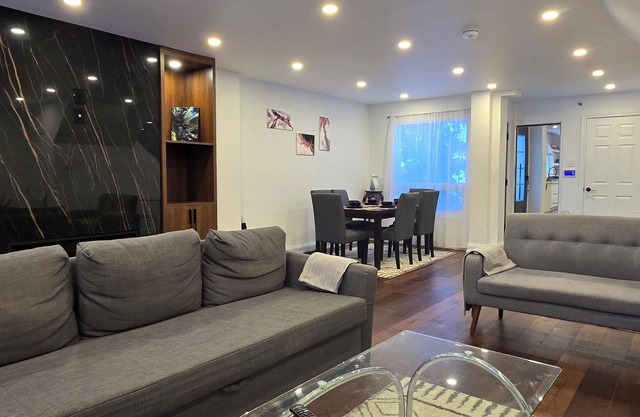 Luxury Modern Home – Quiet Escape in Richmond Hill. Ideal for Groups & Families