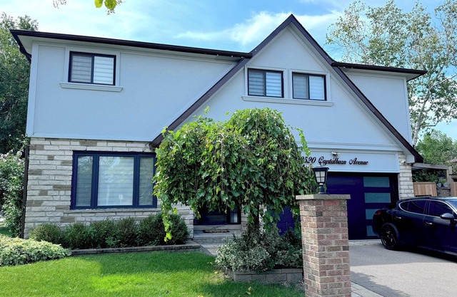 Luxury Modern Retreat: Sauna, Theatre, Pool Table