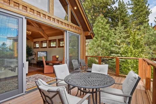 Luxury Mountain Chalet Deck w BBQ & Lake Views