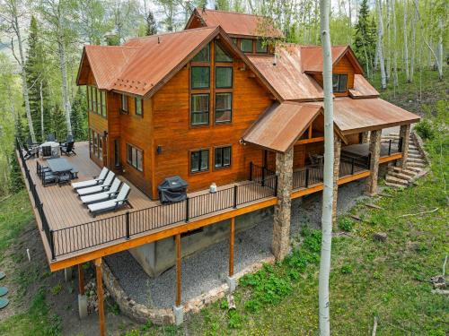Luxury Mountain Retreat with Hot Tub and Views