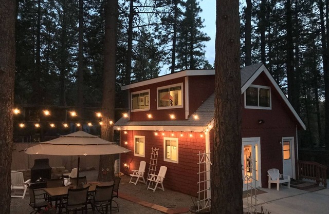 Luxury Musical Cottage-WALK TO TOWN-Huge Master BR