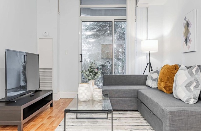 Luxury One Bedroom Condo Near Square One/Paking