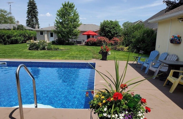 Luxury Open Concept Cottage With Large Pool and Yard