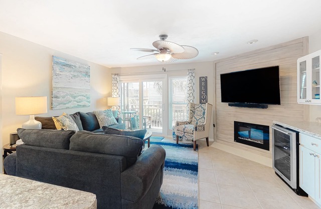 Luxury poolside townhouse with deck, balcony, washer/dryer, on-site pool, grill