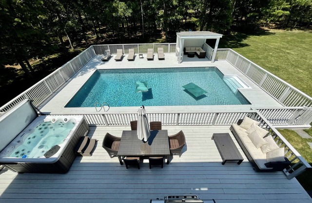 Luxury, private, gated heated pool, hot tub, fenced in property! Child friendly!