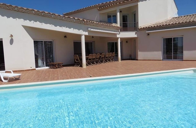Luxury property with swimming pool between Nîmes and Montpellier, up to 30 people.