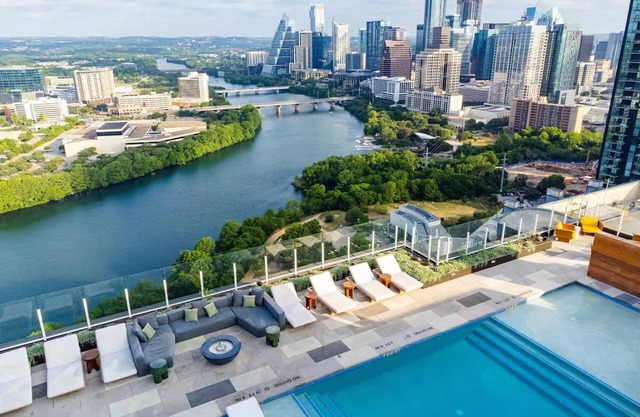 Luxury Rainey St Condo with rooftop pool, Lakeview & Gym