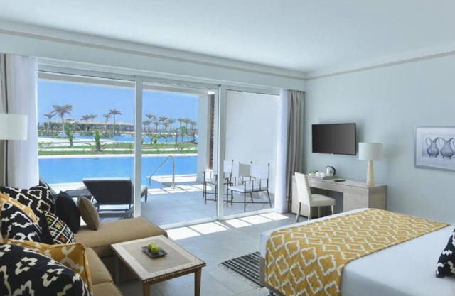Luxury Red Sea Resort for Adults | 4 Swim-Up Rooms, Tennis, Yoga, Spa & Pools