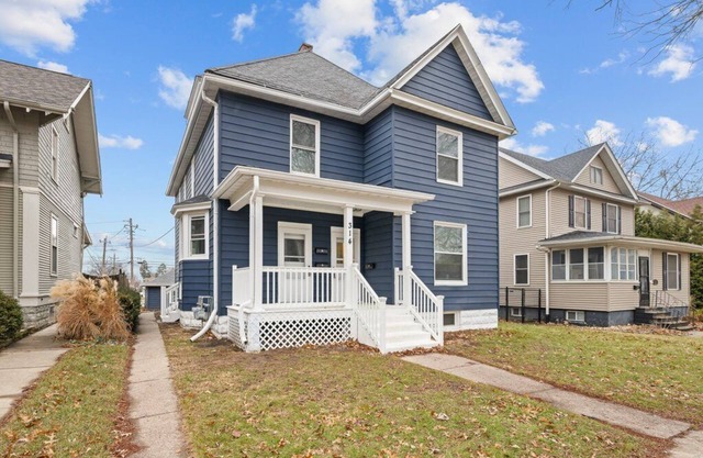 Luxury Renovated 2 Bedroom Apt