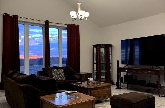 *Luxury Retreat* 100-Acre Estate With Indoor Pool in East Garafax Ontario!