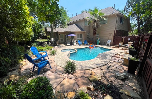 Luxury Retreat - Tranquil getaway with Pool, Hot Tub, Game Room, & 2 King Suites