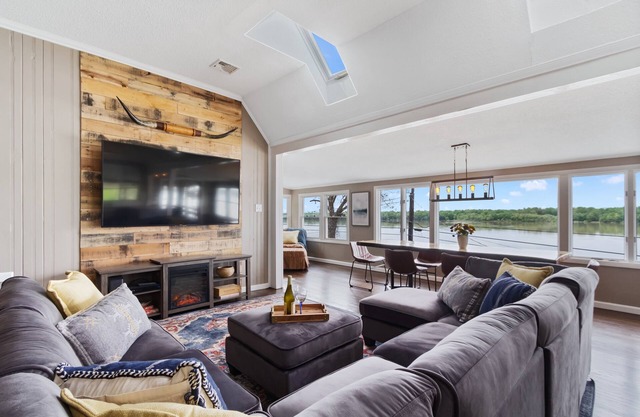 Luxury River Front Cottage With Hot Tub & Spectacular Views