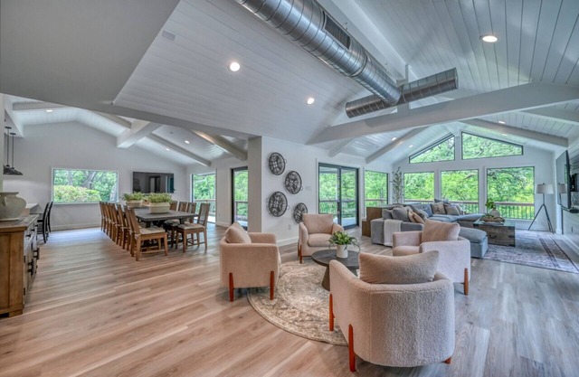 Luxury Riverfront Villa With Firepit & Gameroom!