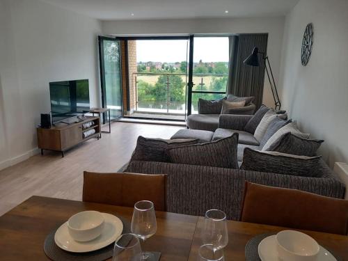 Luxury Riverside Apartment Stunning views Free Parking