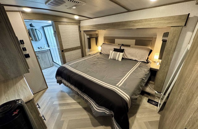 Luxury RV in Palm Harbor in a quiet, private side yard 3 miles from 3 beaches!