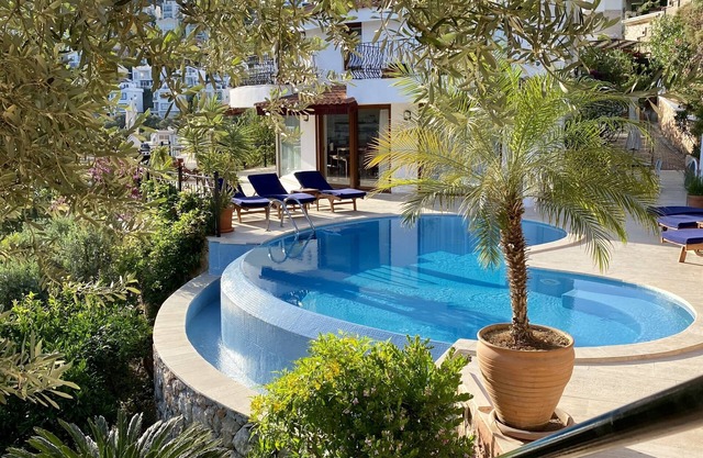 Luxury sea front Villa with prestigious location!