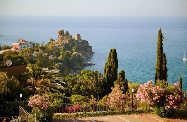 Luxury sea view, with infinity pool in Sicily